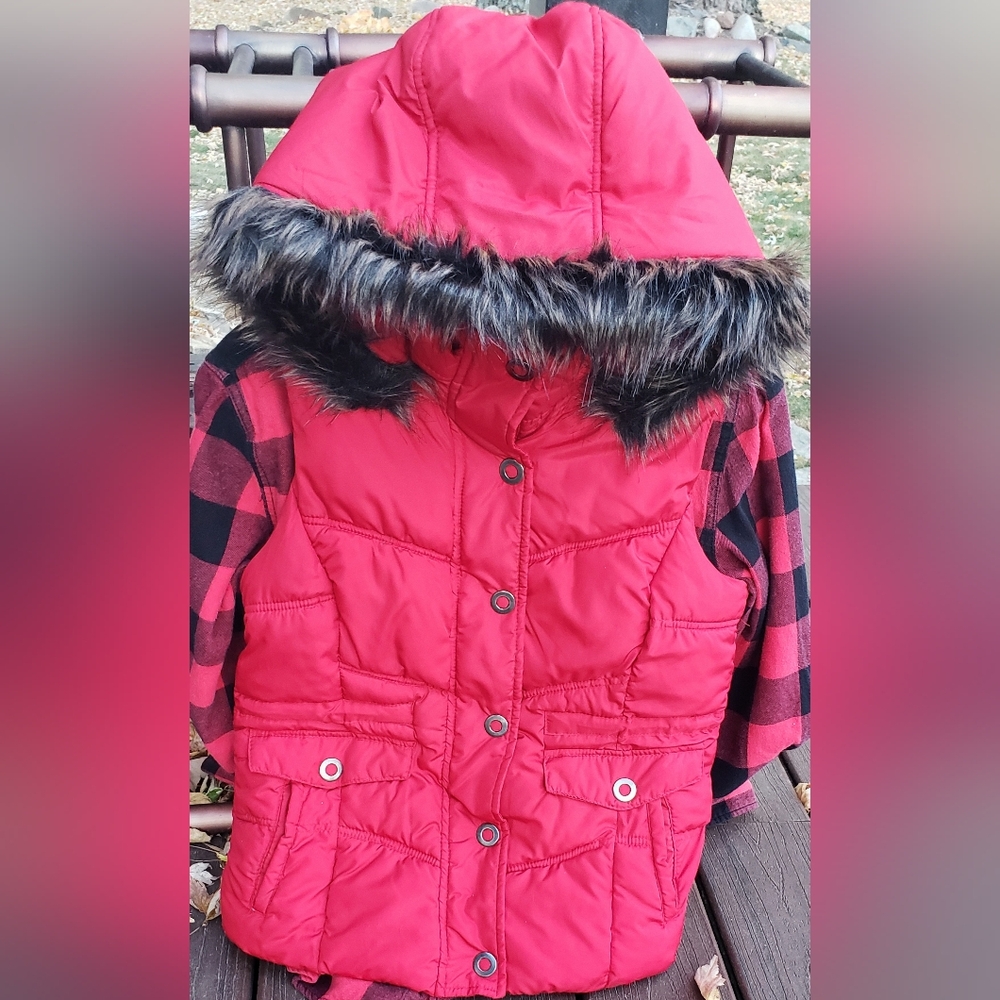 Faded Glory Red Vest w/Black Faux Fur hood, 4 pockets, snaps & zips NWOT - Picture 6 of 12